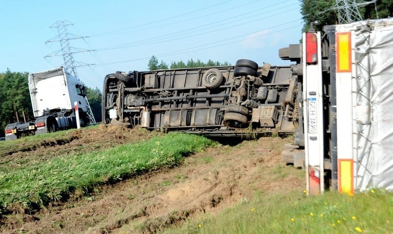 Wypadek pod Kobylanką. TIR w rowie