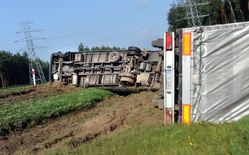 Wypadek pod Kobylanką. TIR w rowie