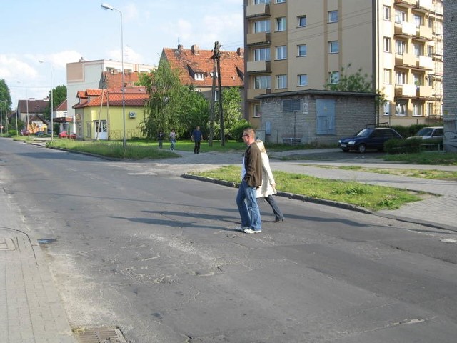Przy ul. Katowickiej nie widać już ani pasów dla pieszych, ani linii na drodze.