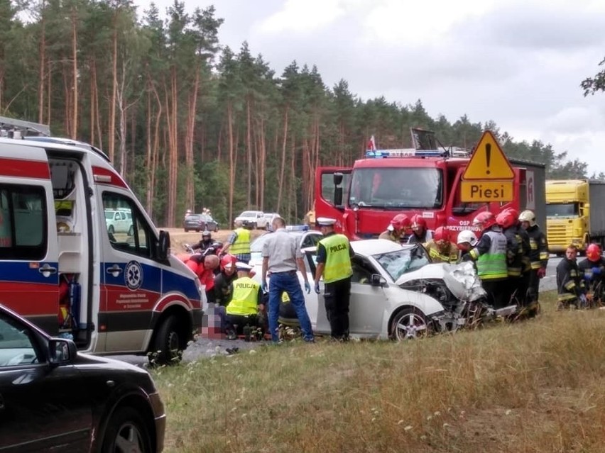 Groźny wypadek na krajowej "trójce" w okolicach Przybiernowa. Są ranni