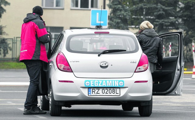 Od 4 stycznia miał wejść w życie tak zwany system CEPiK, który zakładał okres próbny dla młodych kierowców. Ale system nie wejdzie, wszystko zostaje po staremu