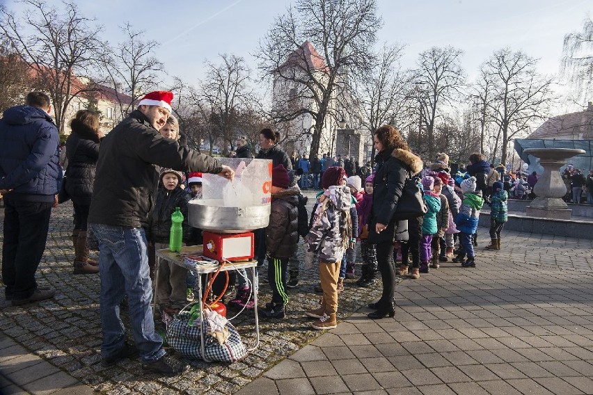 Pełen zabawy, uśmiechu i prezentów IX Festyn Mikołajkowy w Pińczowie z mnóstwem dzieci