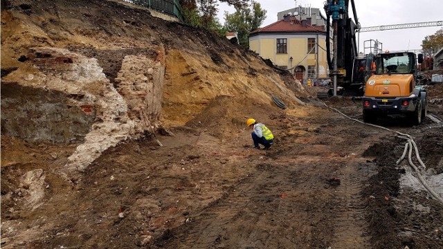 Odkryty fragment muru na wysokości kościoła św. Mikołaja