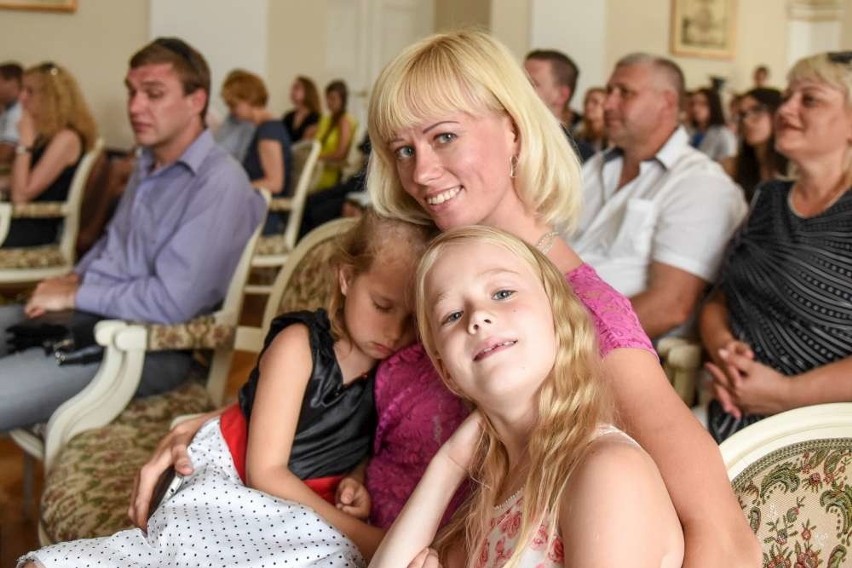 Galyna Samoiliuk z córkami - 7-letnią Krystyną oraz 4-letnią...