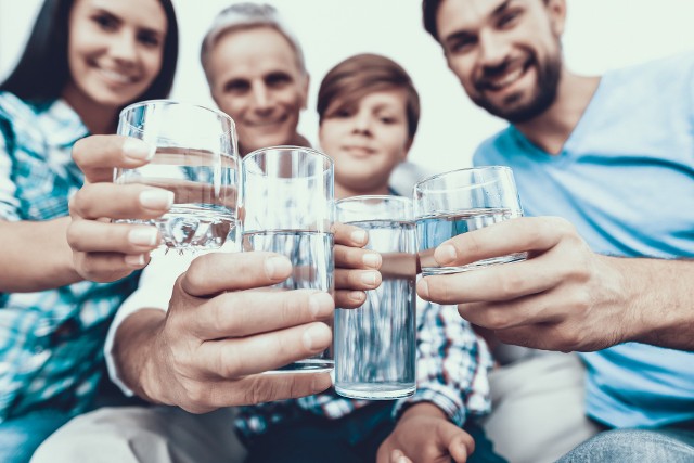Jaką pić wodę, by ugasić pragnienie, uzupełnić elektrolity i wspomóc prawidłowy metabolizm? Zobacz, czym wyróżniają się różne rodzaje wody do picia, kiedy są polecane, a kiedy ich unikać. 
