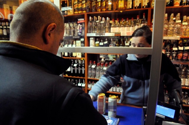 Zakaz sprzedaży alkoholu dotyczyłby tylko sklepów i stacji benzynowych