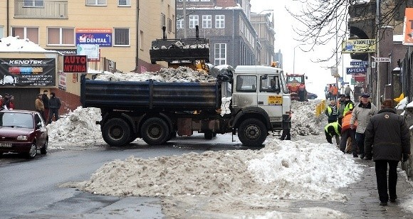 Pracownicy ZDiTM wywożą śnieg z ulicy Jagiellońskiej.