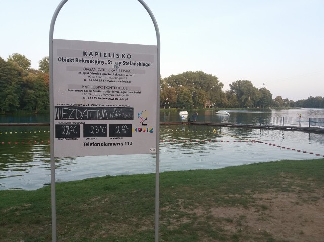 W poniedziałek na tablicy informacyjnej na Stawach Stefańskiego pojawił się zakaz kąpieli
