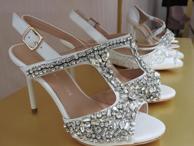 Buty marki Ksis wedding shoes to propozycja dla klientek szukających wyjątkowych modeli, z efektownym wykończeniem, wygodnych i wykonanych z wysokiej jakości materiałów