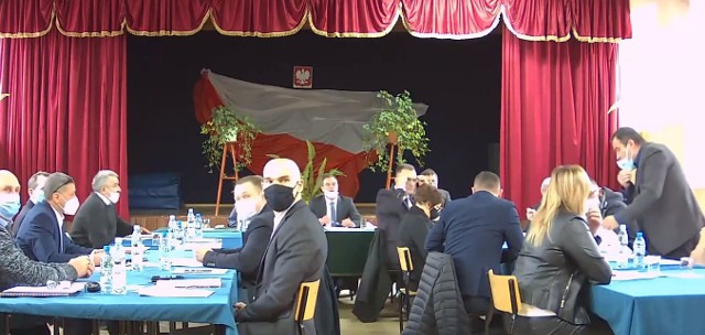 Na sesji Rady Gminy w Iwaniskach, radni przyjęli swoje negatywne stanowisko odnoszące się do podwyżki cen. Chcą, by związek ponownie przeliczył koszty i obniżył opłaty.