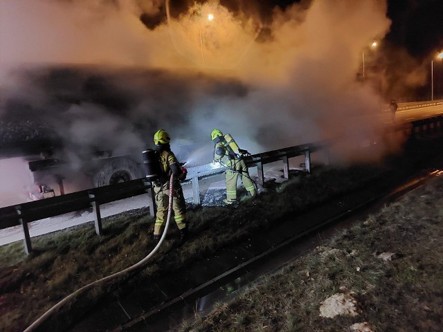 Do pożaru pojazdu ciężarowego doszło w nocy 7 marca. Strażacy otrzymali zgłoszenie o godz. 1.26. Zdarzenie miało miejsce na 75 kilometrze trasy S3 w kierunku Szczecina.ZOBACZ ZDJĘCIA >>>