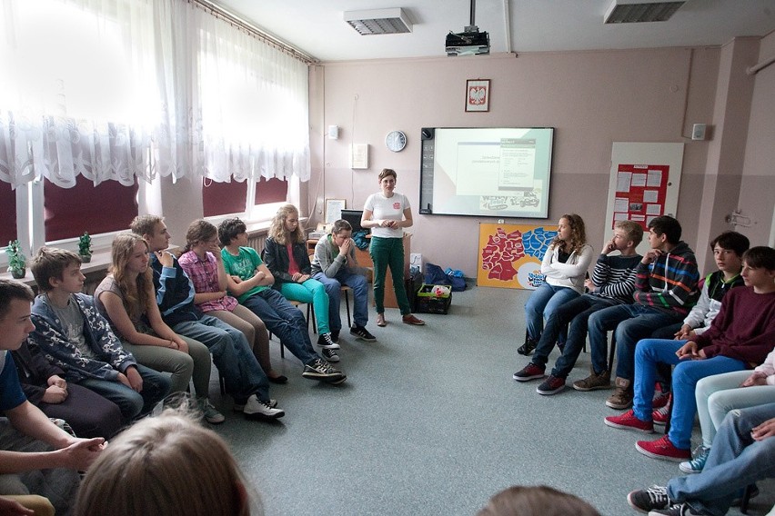 Uczniowie z gimnazjum i podstawówki uczestniczyli w zabawach językowych zorganizowanych przez lektorów Deutsch Wagen Tour