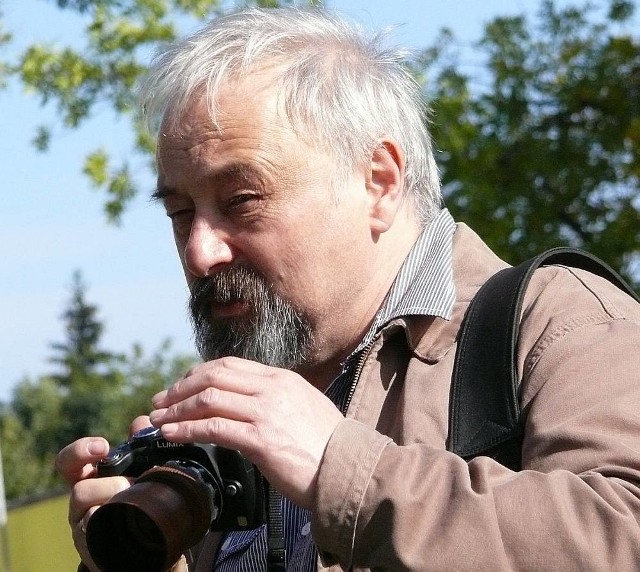 Marek Mazur jest znanym wśród kolekcjonerów, konstruktorem najmniejszych aparatów fotograficznych świata. Na krótkim plenerze w Staszowie pan Marek uchwycił kilka znanych miejsc w nowej - bursztynowej perspektywie.