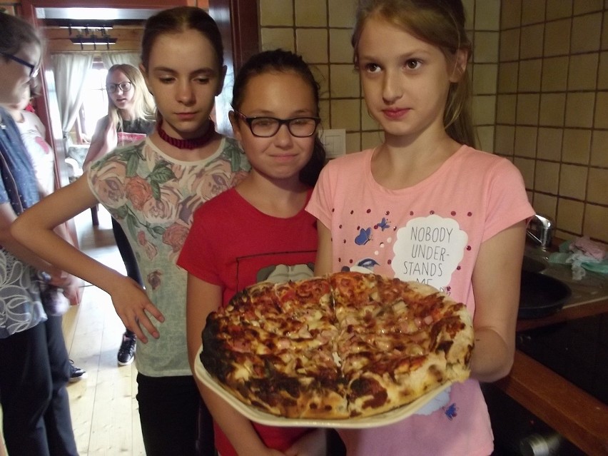 Warsztaty wszystkiego, co tylko można. Od pieczenia pizzy do rękodzieła. W Zagrodzie Maziarskiej dzieci uczyły się robić krajkę