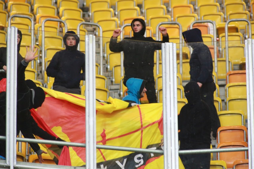 Mecz Jagiellonia - Legia. Kibice Legii zdewastowali Stadion...