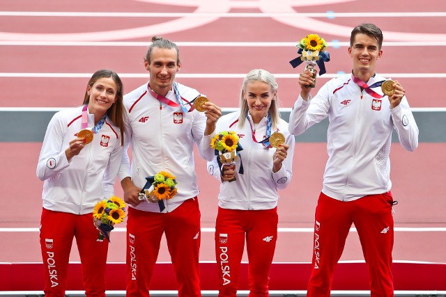 Karol Zalewski, Natalia Kaczmarek, Justyna Święty-Ersetic, Kajetan Duszyński - złoci medaliści z Tokio