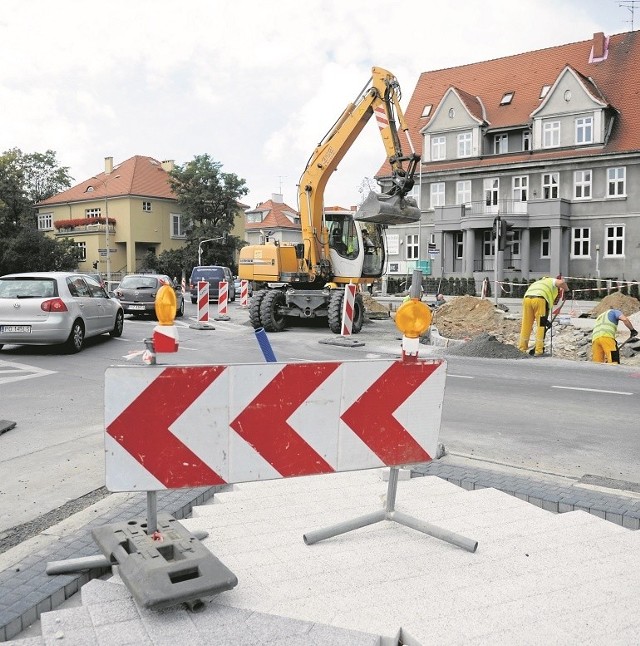 Dlaczego tu nic się nie dzieje? pytają kierowcy obserwujący remont na skrzyżowaniu Solnej i Niepodległości