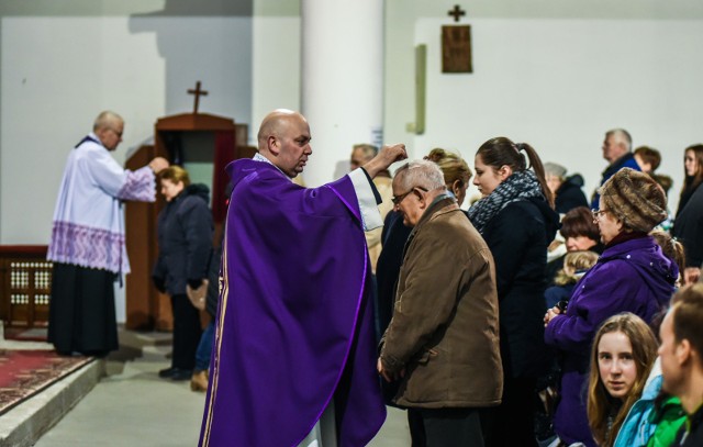 W Środę Popielcową głowy wiernych posypywane są popiołem. Na znak pokuty. Zwyczaj ten w XI wieku wprowadził papież Urban II, ale tradycja posypywania głów popiołem obowiązywała od czasów biblijnych.