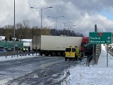 Ciężarówka wpadła w poślizg i uderzyła w bariery. Zobacz zdjęcia