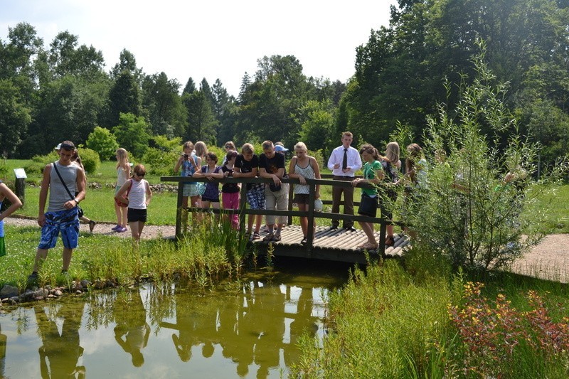 Młodzież z Litwy podziwiała między innymi Arboretum w...