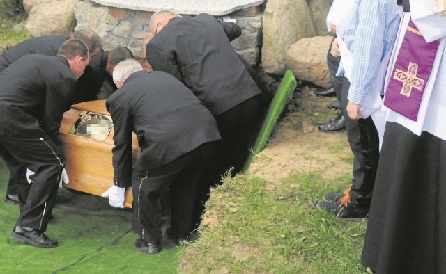 13 członków rady parafialnej oraz proboszcz zdecydowało, że za pogrzeb rodzina zapłaci 1300 złotych. To, zdaniem wielu mieszkańców, zbyt drogo.