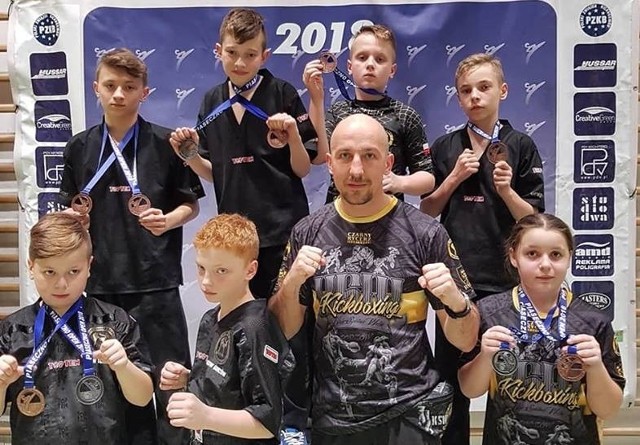 14 kwietnia 2018 r. w podwarszawskim Piasecznie odbył się ogólnopolski turniej Kickboxingu "Piaseczno Open". Turniej okazał się bardzo dobry dla gorzowskich fighterów. Była to już VI edycja tego turnieju, w którym walczą zawodnicy w kategorii kadetów (10-15 lat) specjalizujący się w formułach Pointfighting i Light Contact. Do rywalizacji zgłosiło się 192 zawodników z 15 klubów z całek Polski. Dodatkowo w turnieju uczestniczyła spora liczba młodszych zawodników, czyli dzieci poniżej 10 roku życia walczących w konkurencji Soft Contact (walka przerywana na piankowe pałki).Gorzowski KSW Gorzów wystawił 7 zawodników. Podopieczni trenerów Tomasza Bagrowskiego i Sławomira Przypisa zdobyli:- Laura Szymańczuk - II m. Light Contact i III m. Pointfighting +47 kg.kadet młodszy,- Piotr Żmijak -  III m. Light Contact - 42 kg. i II m. Pointfighting-47 kg. kadet młodszy,- Fabian Kik - II m. Light Contact i III m. Pointfighting -47 kg. kadet młodszy,- Michał Mazurek - IIIm. walki Sotf Contact +145cm. dzieci 8-10 lat,- Remigiusz Czeponis - III m. Light Contact -47 kg. kadet starszy,- Filip Kucharczyk - III m. Light Contact i III m. Pointfighting-47kg. kadet starszy.Niestety bez medalu wrócił Wojtek Zwierzyński, który po bardzo dobrych walkach w najbardziej obsadzonej kategorii uplasował się tuż za podiom.POLECAMY PAŃSTWA UWADZE: