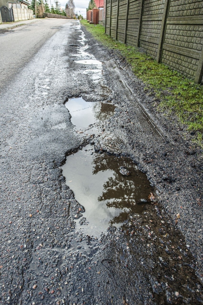 Asfaltowa droga, czy ser szwajcarski - pytają mieszkańcy...