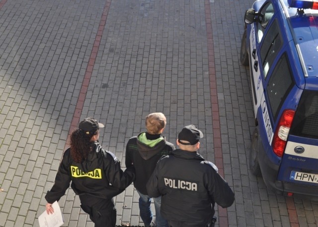 Policjanci z Bytowa ustalili i zatrzymali 3 sprawców rozboju dokonanym na 22-letnim mężczyźnie.