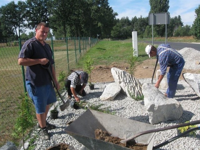 W czwartek na skwerach we wsi ułożono dekoracyjne głazy i posadzono krzewy.