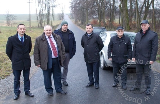 Zmodernizowano zniszczony fragment drogi w gminie Baćkowice. Na zdjęciu: odbiór wyremontowanej nawierzchni.