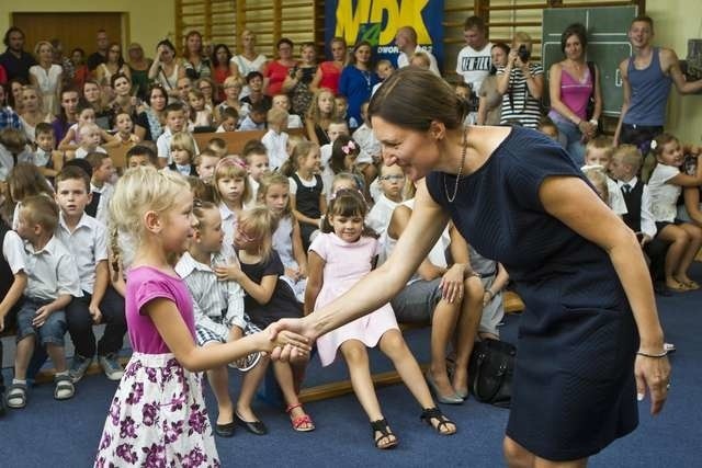 Dyrektorka Szkoły Podstawowej nr 2 w Bydgoszczy  Agata Dopke osobiście witała każdego sześciolatka