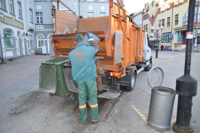 Na razie większość śmieci ze Szczecinka wywozi miejska spółka Przedsiębiorstwo Gospodarki Komunalnej, ale niewykluczone, że do połowy roku będzie to inna firma. Miasto musi ogłosić przetarg na świadczenie tej usługi. 