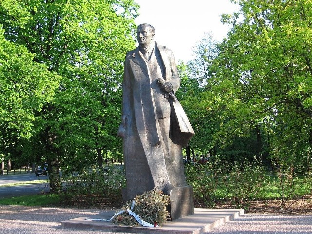 Pomnik Romana Dmowskiego w Warszawie. Podobny mógłby powstać w Białymstoku