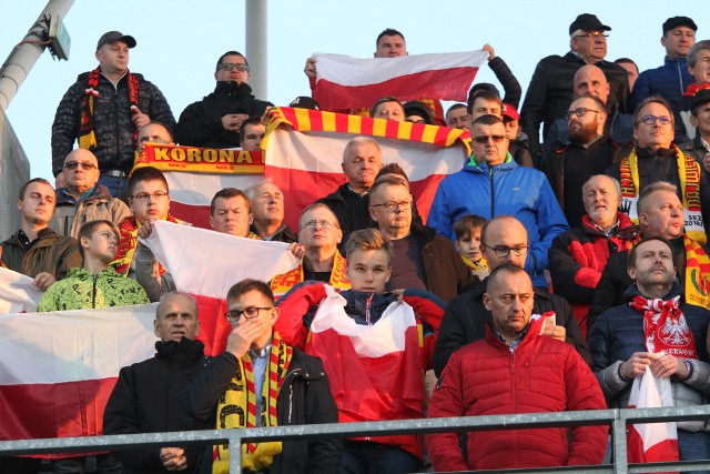 W obecności 6525 kibiców Korona pokonała na Suzuki Arenie w Kielcach Piasta Gliwice 1:0. Był to historyczny mecz, gdyż odbył się w 100-lecie odzyskania przez Polskę niepodległości. Było wyjątkowo uroczyście i biało-czerwone barwy na boisku i na trybunach. Był to także pierwszy mecz na Suzuki Arenie, gdyż od 1 listopada taką nazwę nosi właśnie kielecki stadion, który przez ostatnie lata był Kolporter Areną. Jeśli byliście Państwo na tym wyjątkowym spotkaniu 11 listopada w Kielcach, znajdziecie się na naszych zdjęciach.