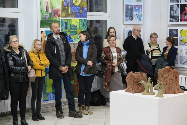 Prace młodych artystów prezentowane w galerii "Plastyka" w ramach wystawy semestralnej.