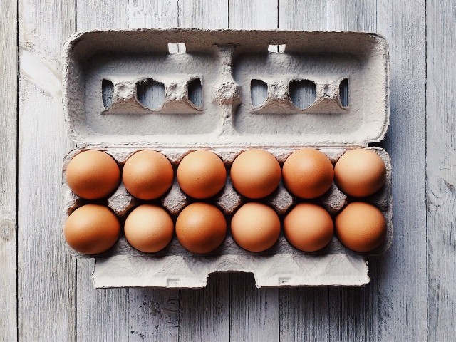 Kupując jaja, wielu klientów zwraca uwagę przede wszystkim na ich cenę.