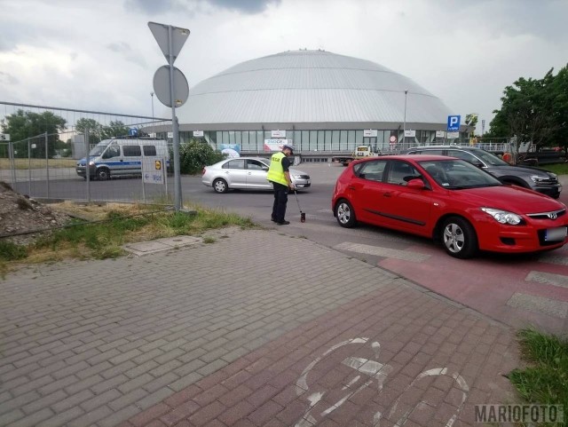 Wypadek w Opolu. Kierowca hyundaia potrącił pieszą przechodzącą przez pasy na wjeździe do sklepu Lidl przy ul. Okulickiego