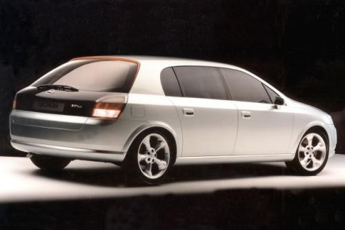 Fot. GM: W latach 90. Opel musiał zmienić swój image z tradycyjnego na bardziej innowacyjny. Miały w tym pomóc śmiałe, jak na tradycję tej firmy, kształty nadwozi. W 1997 r. pokazano samochód studyjny Opel Signum Concept.