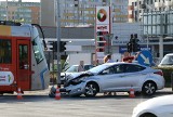 Wypadek tramwaju i samochodu na dużym skrzyżowaniu we Wrocławiu (ZDJĘCIA)