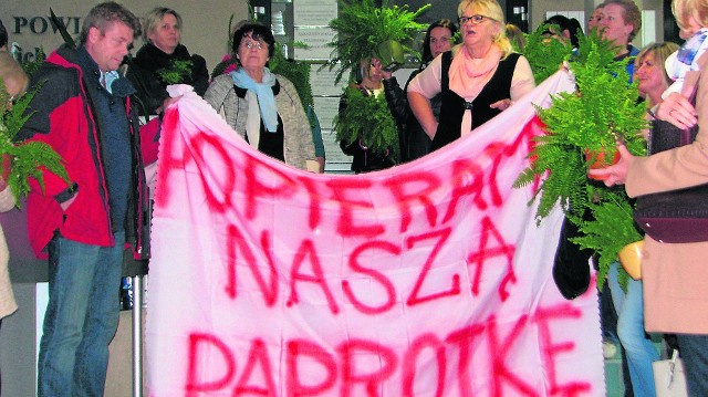 Grupa pracowników szpitala w Tarnowskich Górach zorganizowała happening w starostwie z paprotkami. W ten sposób protestowali przeciwko planom odwołania prezes Izabeli Paprotnej