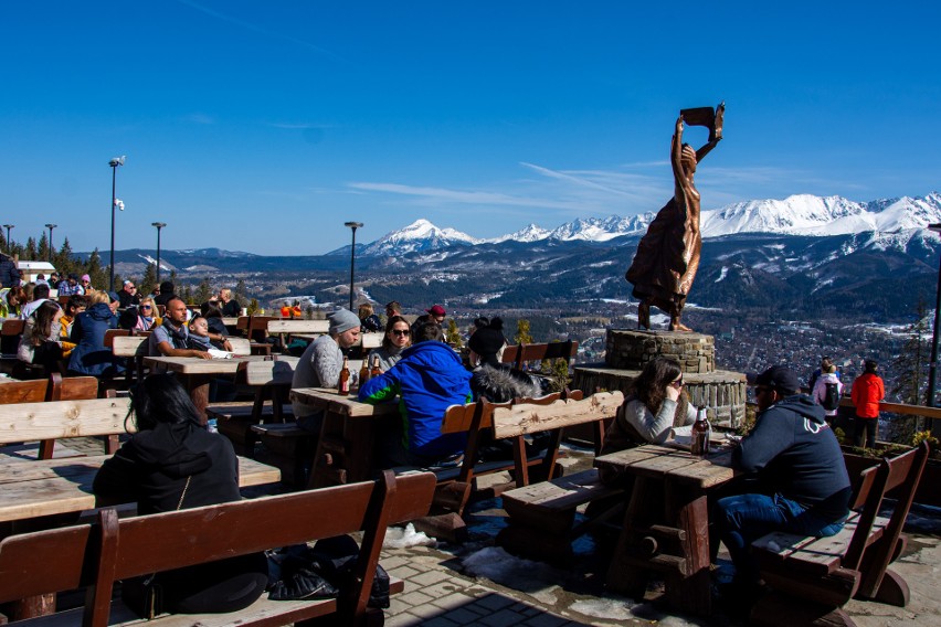 Zakopane. Gubałówka pełna ludzi. Wszyscy opalają się w kwietniowym słoneczku