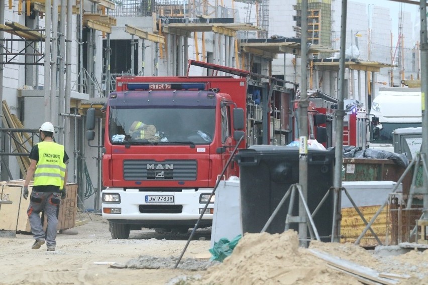 Zagrożenie chemiczne na Kowalach. Na budowie osiedla interweniują strażacy (ZDJĘCIA)