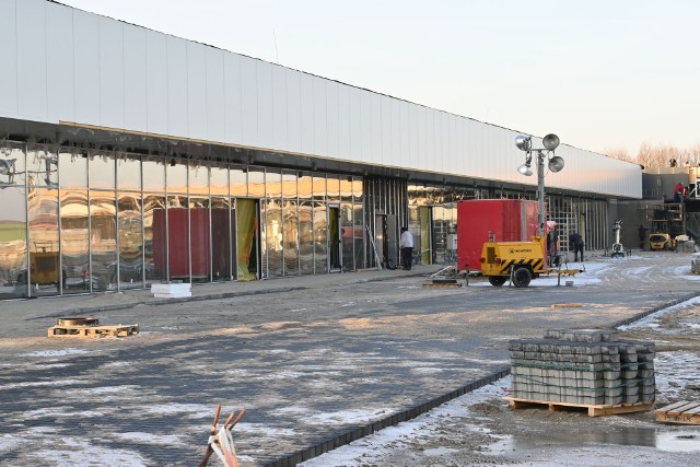 Park Handlowy Promyk - na terenie nowego centrum handlowego w Busku trwają ostatnie prace. Na kolejnych zdjęciach pierwsze zdjęcia ze środka.