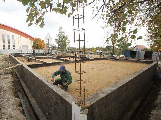 Praca przy budowie przedszkola i żłobka samorządowego w Bilczy wre. Już za rok rodzice będą mogli zostawiać tutaj swoje pociechy.