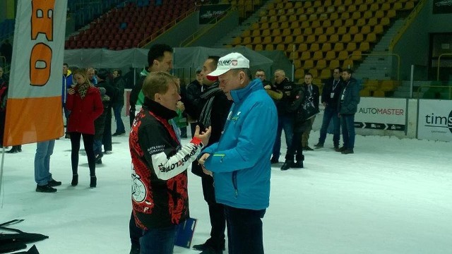 Bartłomiej Czekański (z lewej) i Andrzej Hawryluk podczas rozmów przy okazji niedawnej żużlowej gali lodowej w Opolu.