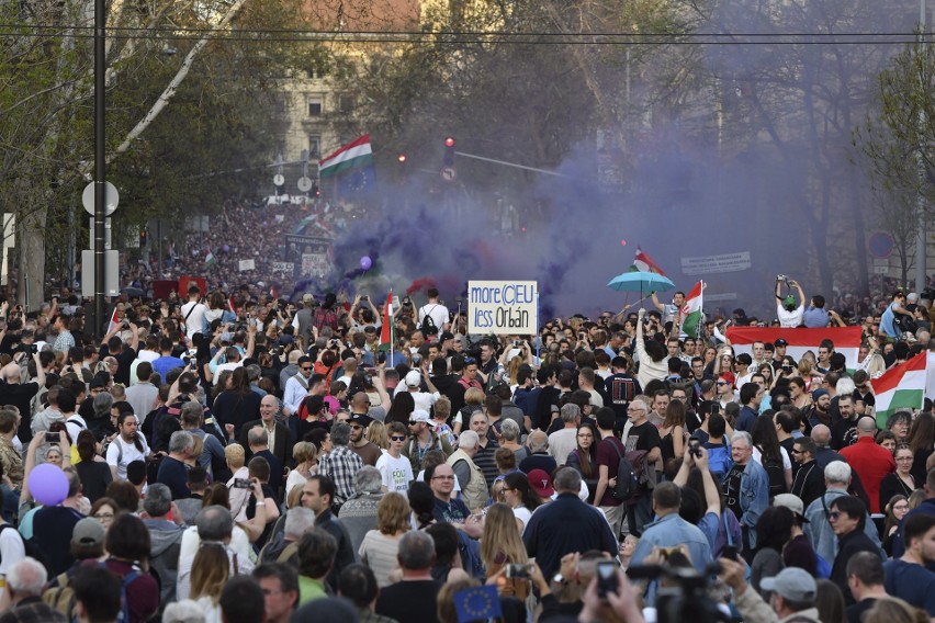Węgry: antyrządowa demonstracja w Budapeszcie. "Unio, przygotuj się na uchodźców z Węgier" [ZDJĘCIA]