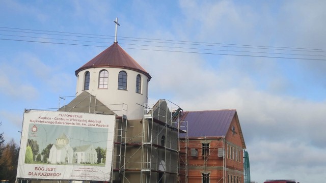 Kaplica Wieczystej Adoracji i dom zakonny powstają w Jedlni Kolonii w gminie Pionki. Budowę prowadzi Fundacja Płomień Eucharystyczny. 