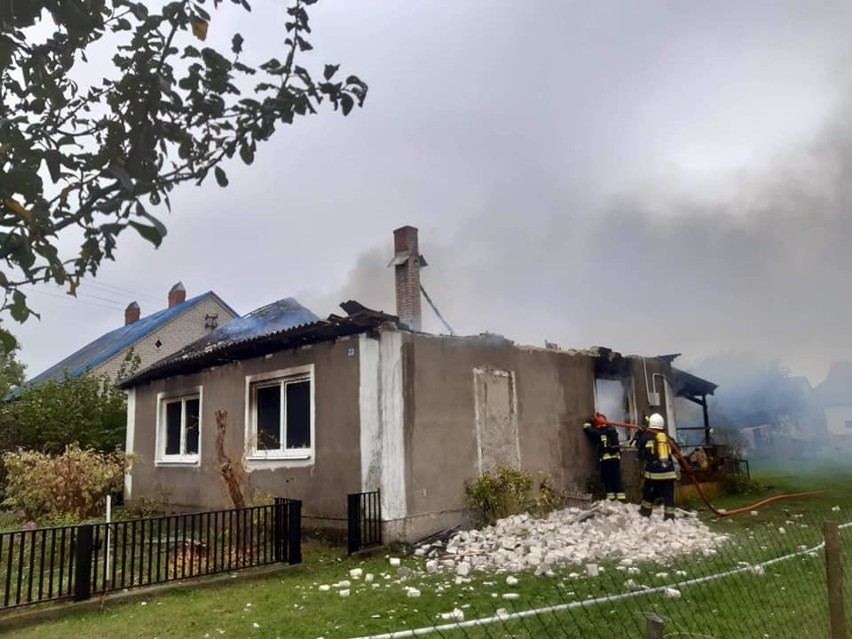 Pożar domu w Obierwi, gm. Lelis, wybuchł 16.10.2020. Czteroosobowa rodzina została bez dachu nad głową. Płynie pomoc dla pogorzelców