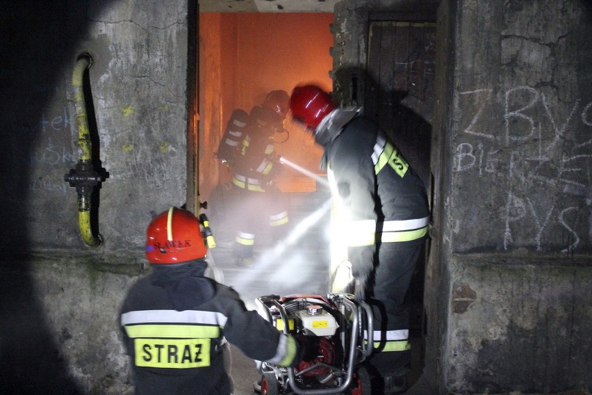 W pożarze w kamienicy przy Próchnika 40 w Łodzi strażacy...