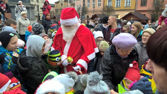 Tłumy maluchów pojawiły się dziś na Rynku w Grudziądzu, by świętować mikołajki. Ze sceny ustawionej na Rynku płynęły świąteczne piosenki w wykonaniu najmłodszych artystów z Ogniska Pracy Pozaszkolnej. Tradycyjnie z koszem cukierków pojawił się Mikołaj. Dzieci chętnie częstowały się łakociami. 